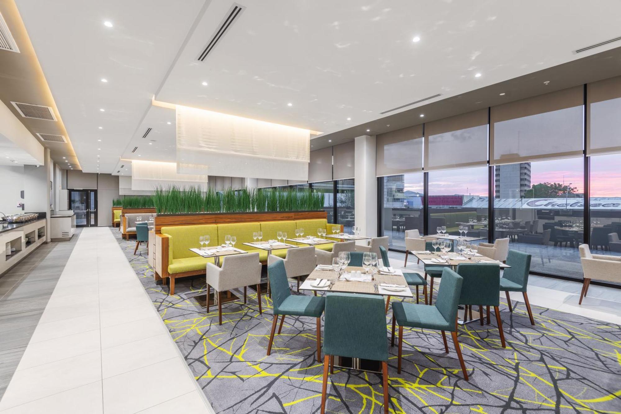 Hilton Garden Inn Виндхук Экстерьер фото