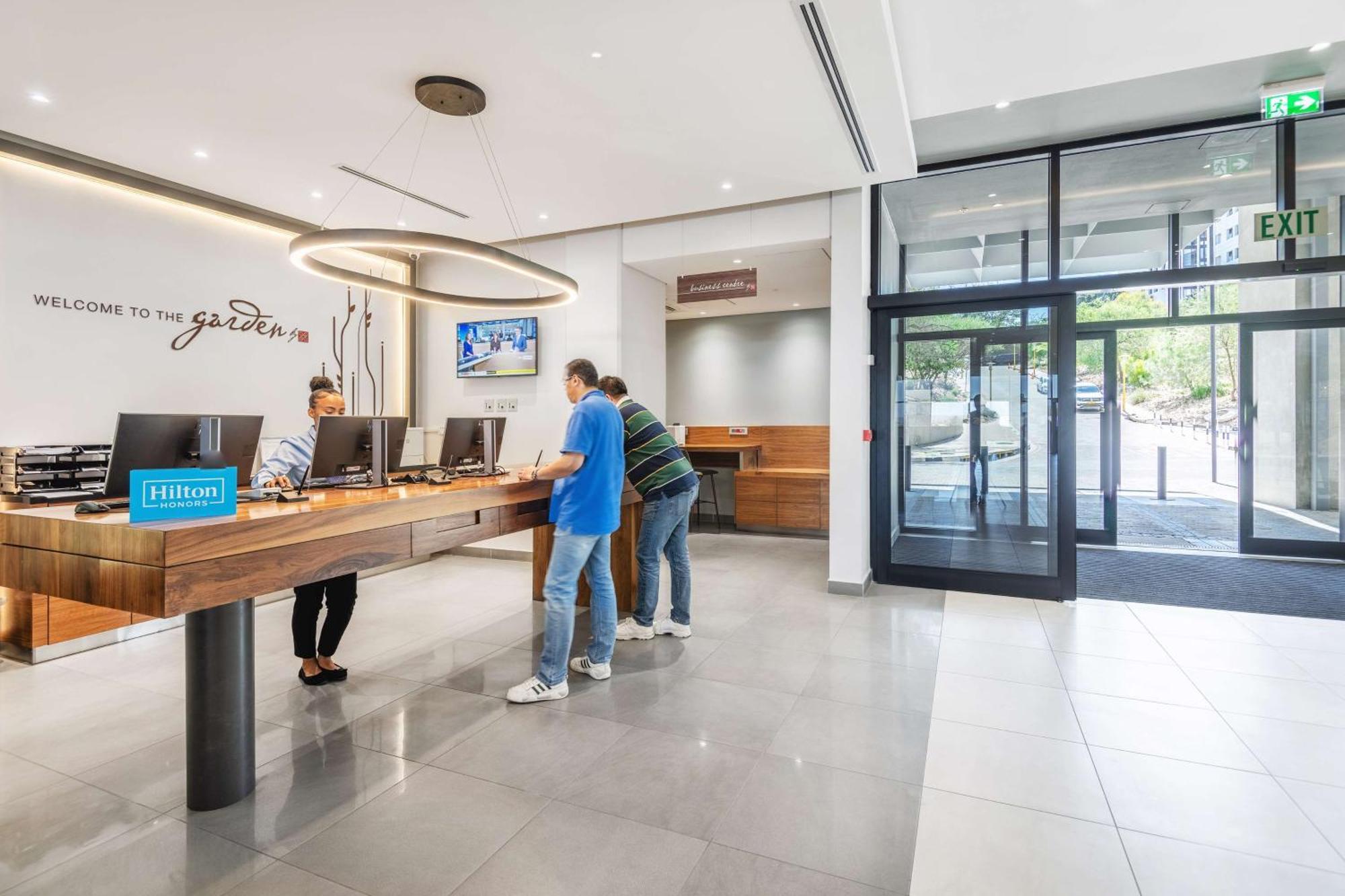 Hilton Garden Inn Виндхук Экстерьер фото