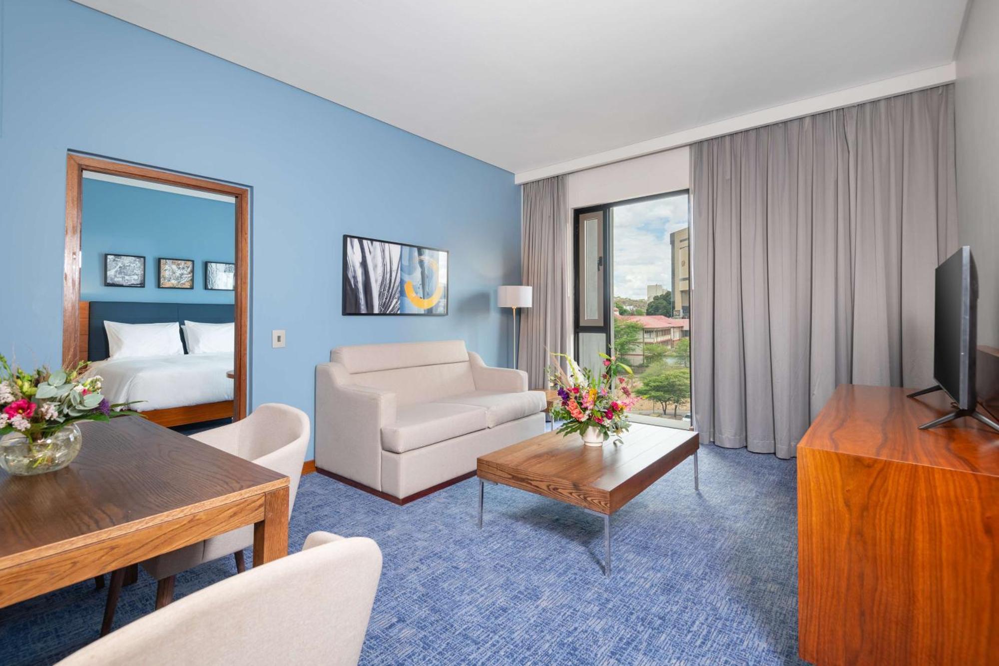 Hilton Garden Inn Виндхук Экстерьер фото