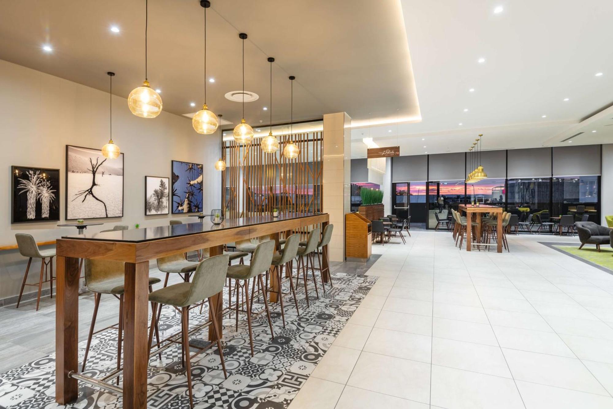 Hilton Garden Inn Виндхук Экстерьер фото